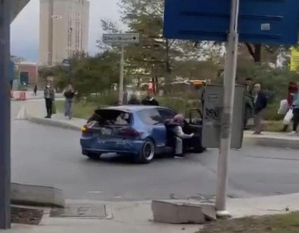 İstanbul'da kaza sonrası çıkan keserli kavga kamerada