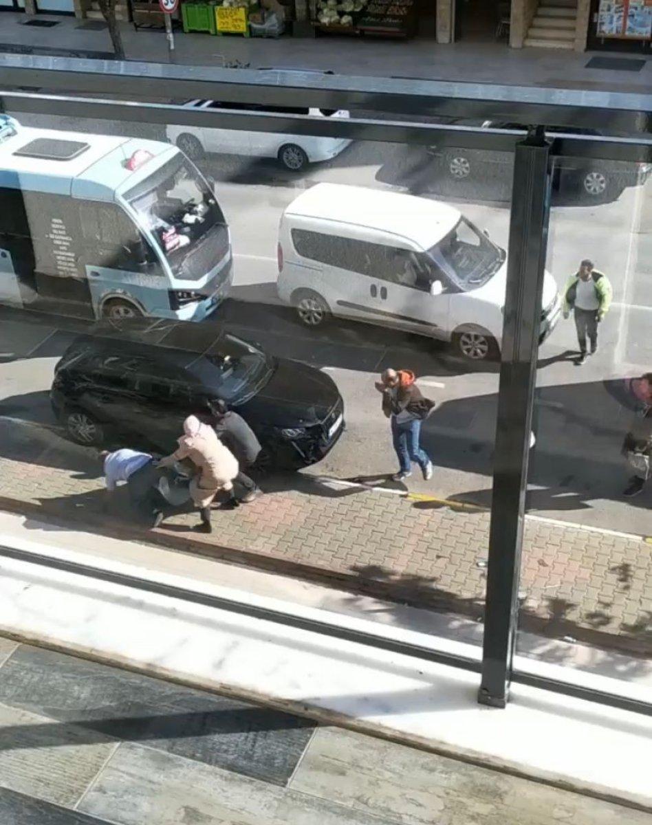 Pendik'te minibüs şoförü ile yolcu arasında kavga çıktı