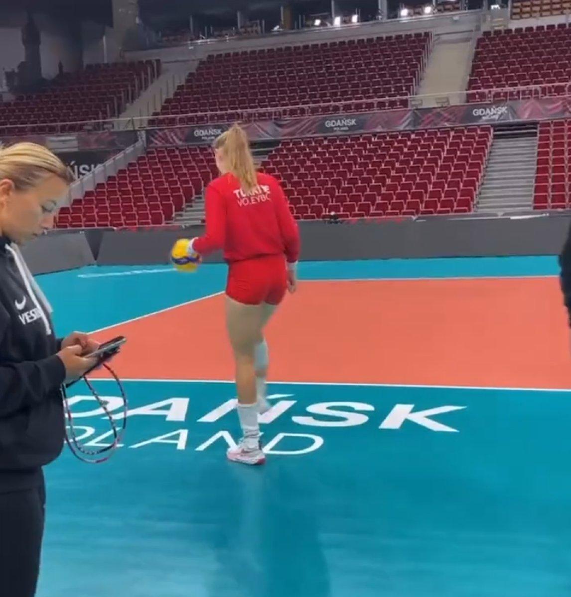 Zehra Güneş, salonda futbol oynadı