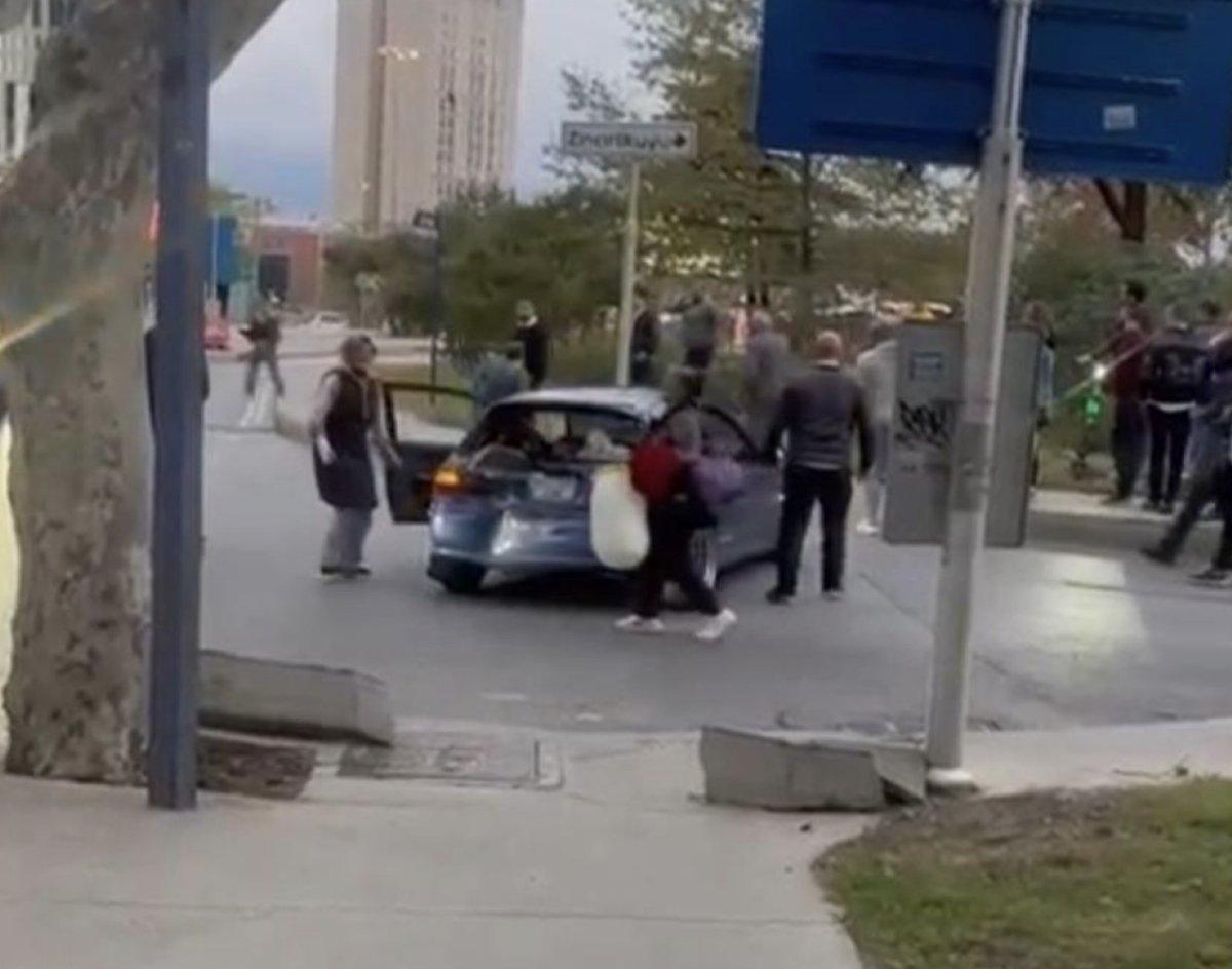 İstanbul'da kaza sonrası çıkan keserli kavga kamerada