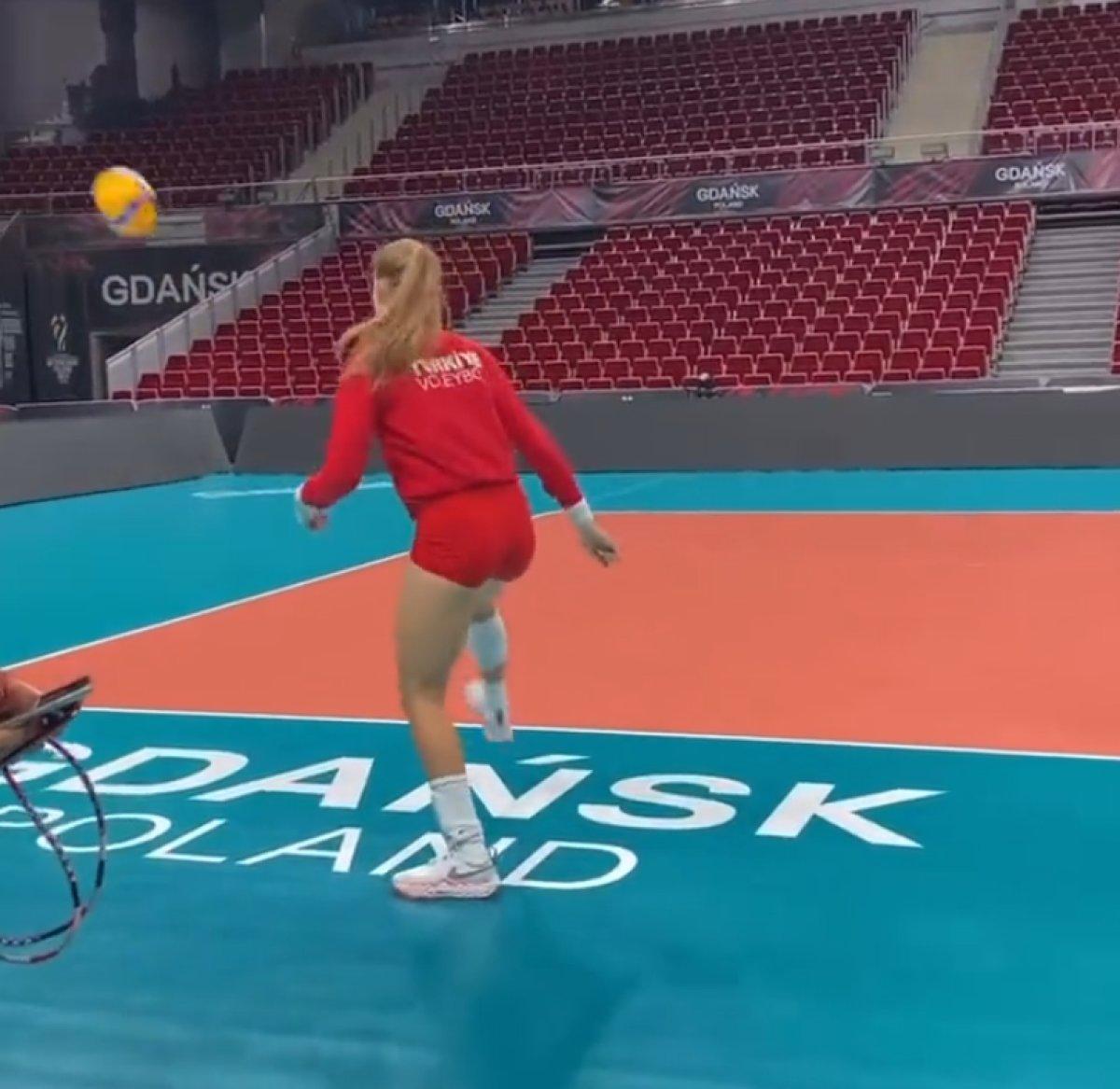 Zehra Güneş, salonda futbol oynadı