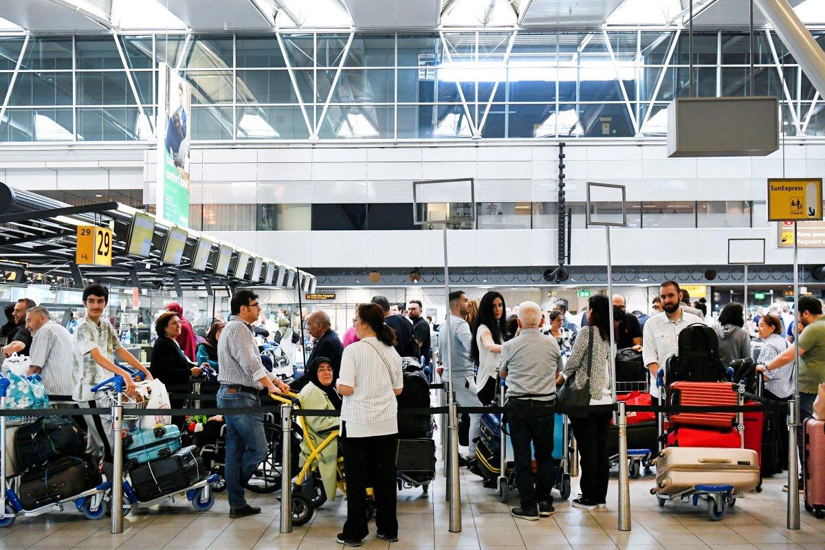 Schiphol Havalimanı'nda iş gücü eksikliği kaosa neden oluyor