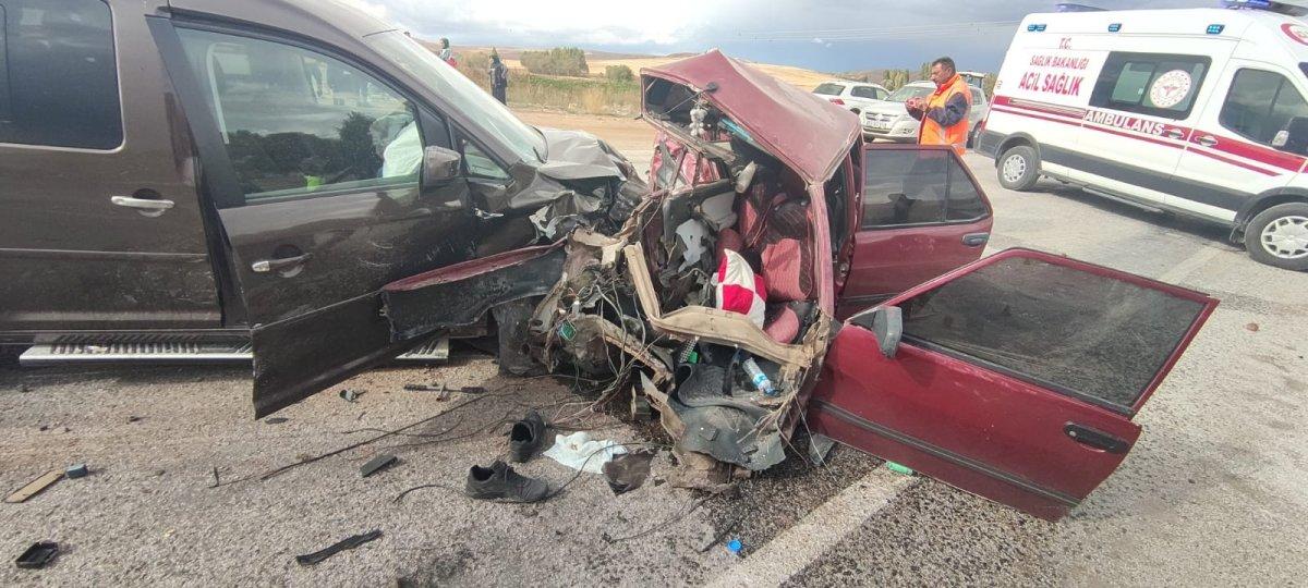 Sivas’ta, kaza yapan otomobil ikiye bölündü