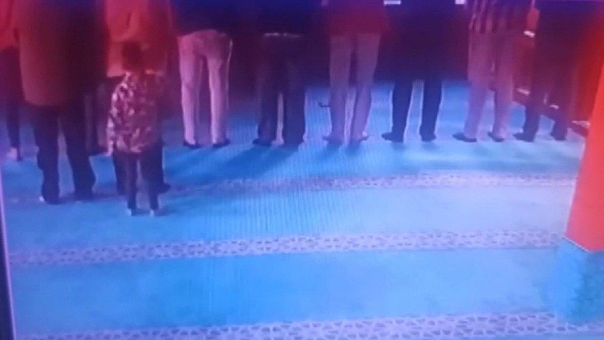 Fatih’te küçük çocuk, namazda babasından aşırdığı parayı cami kumbarasına attı