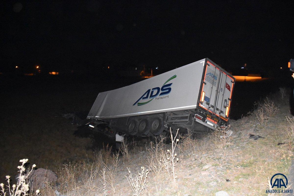 Kars'ta traktör ile tırın çarpıştığı kazada 1 kişi öldü, 1 kişi yaralandı