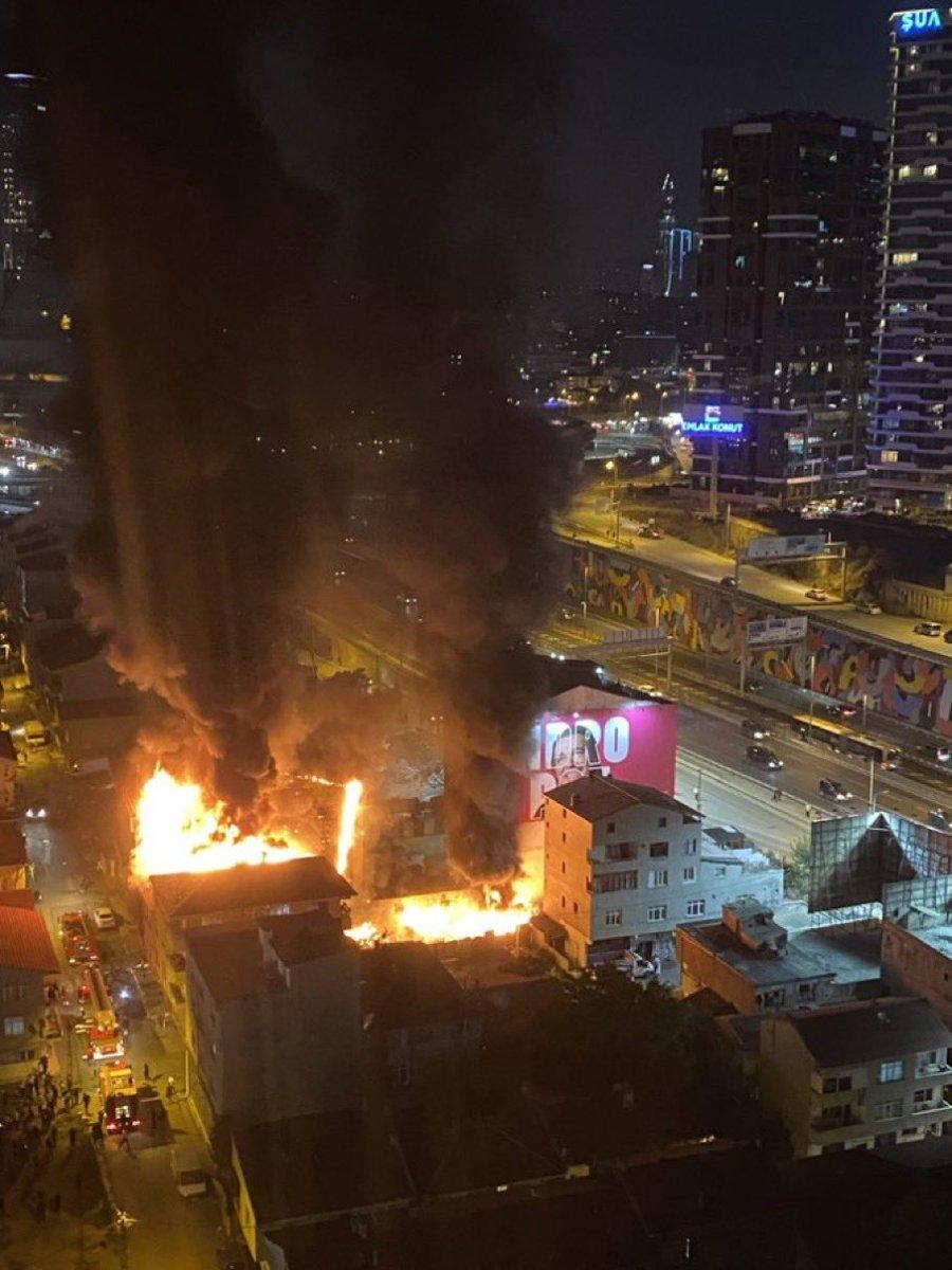 Kadıköy’de bir binada patlama yaşandı