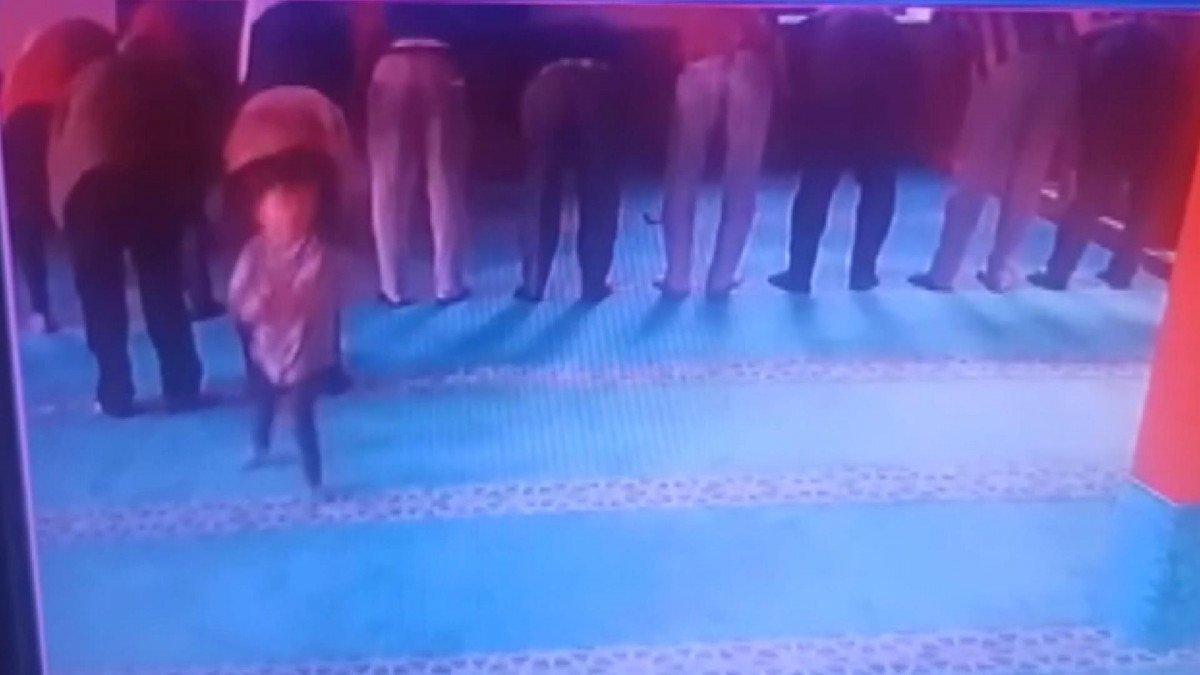 Fatih’te küçük çocuk, namazda babasından aşırdığı parayı cami kumbarasına attı