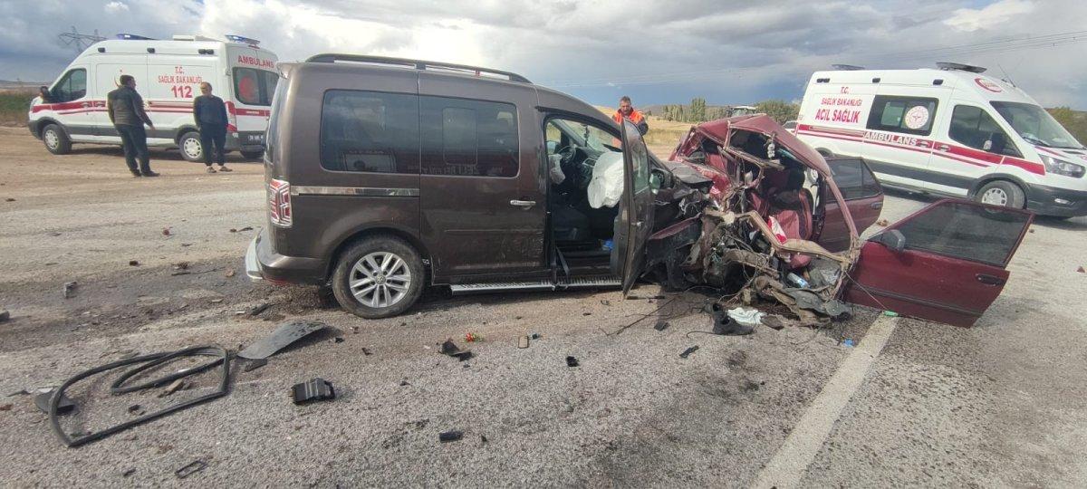 Sivas’ta, kaza yapan otomobil ikiye bölündü