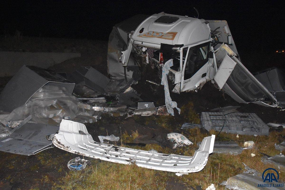 Kars'ta traktör ile tırın çarpıştığı kazada 1 kişi öldü, 1 kişi yaralandı