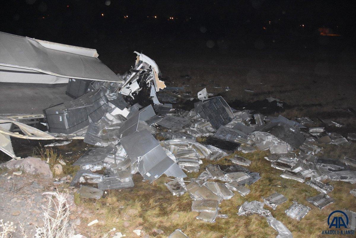 Kars'ta traktör ile tırın çarpıştığı kazada 1 kişi öldü, 1 kişi yaralandı