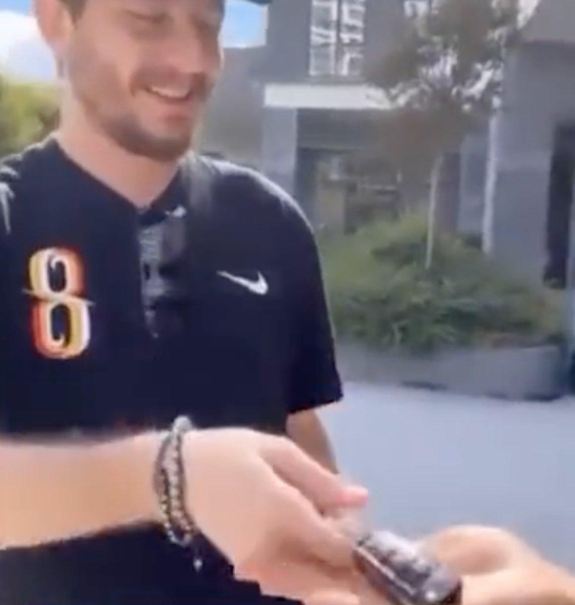 Merve Boluğur'un düğünde altın kolyesini aldığı fenomenden misilleme