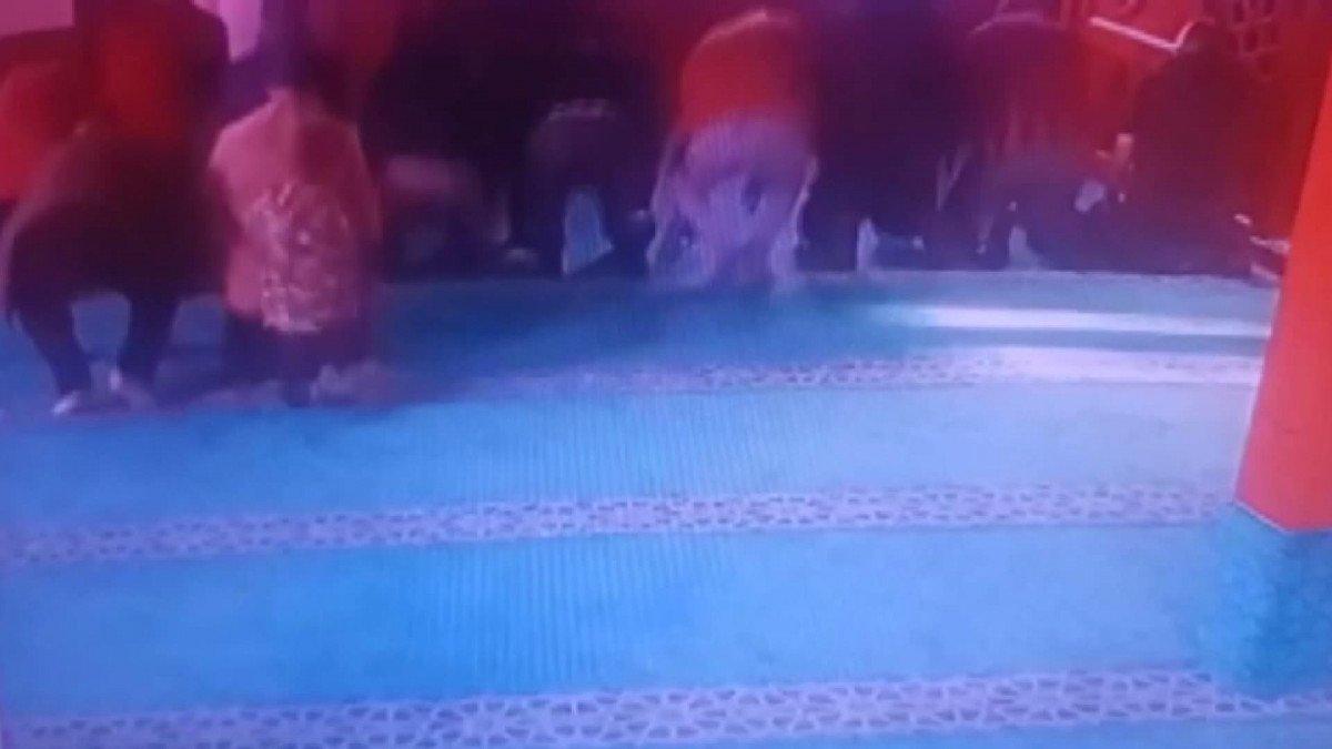 Fatih’te küçük çocuk, namazda babasından aşırdığı parayı cami kumbarasına attı