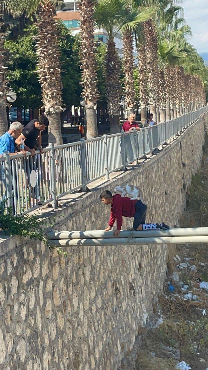 Mersin'de 12 yaşındaki Suriyeli çocuktan cesur davranış