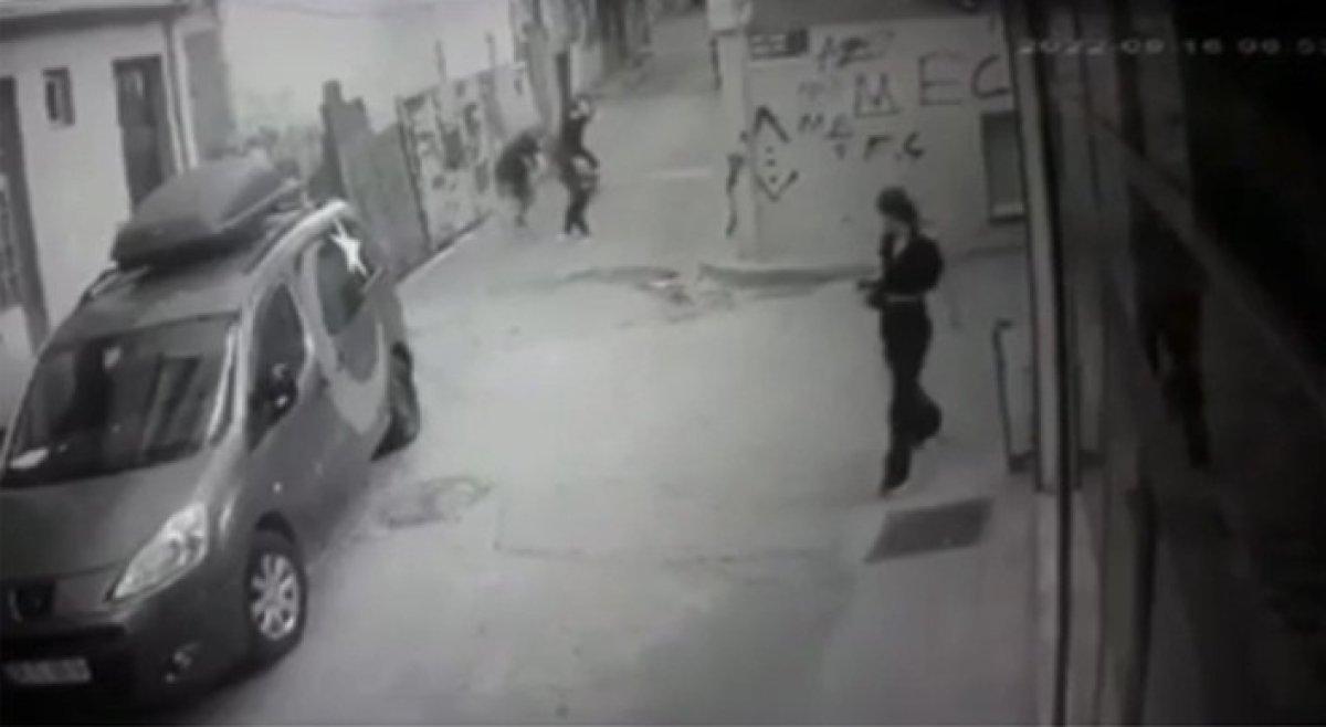 Beyoğlu'nda kızını okula bırakan babaya silahlı saldırı