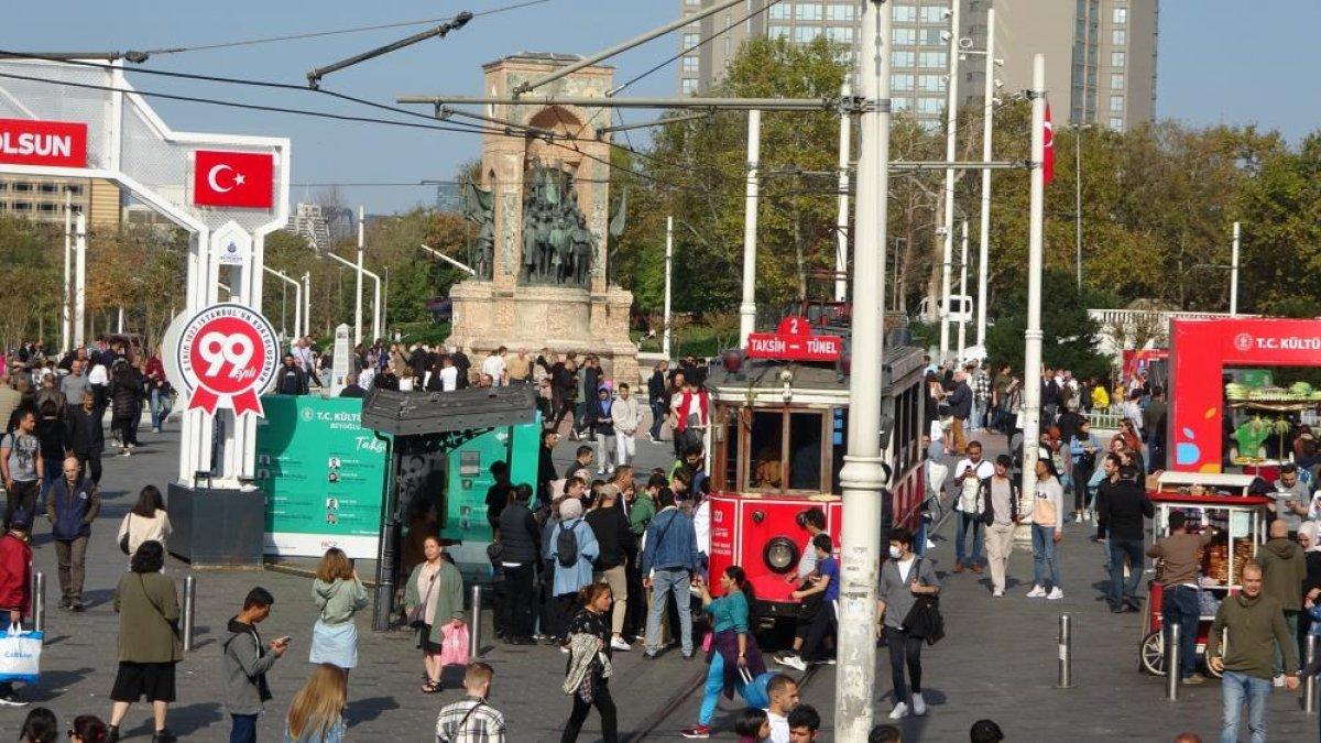 Taksim'de pazar yoğunluğu dikkat çekti