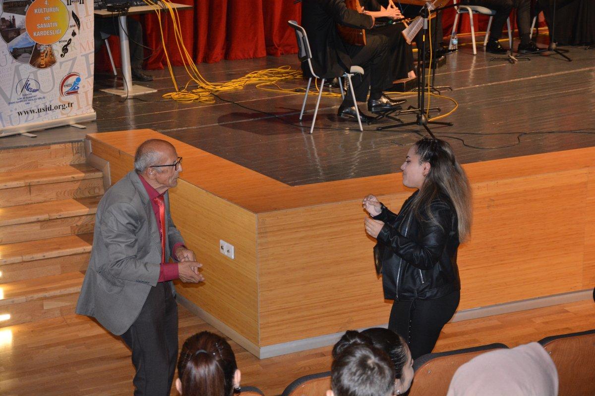 Sinop'ta konsere eşlik eden yaşlı adam bastonu bırakıp oynadı