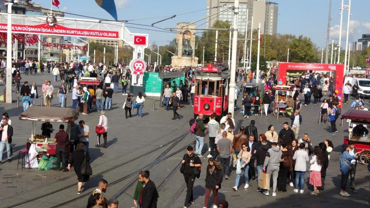 Taksim'de pazar yoğunluğu dikkat çekti