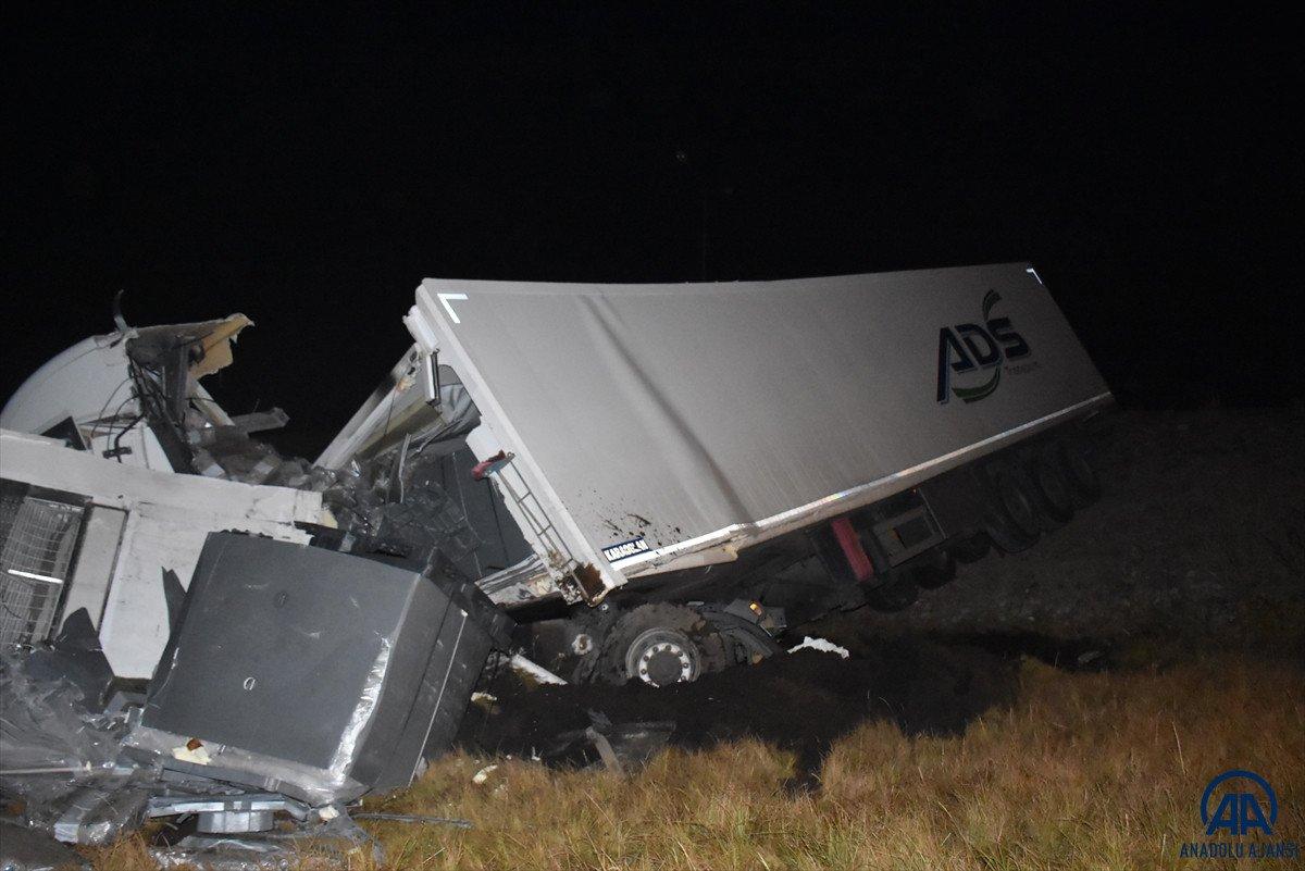 Kars'ta traktör ile tırın çarpıştığı kazada 1 kişi öldü, 1 kişi yaralandı