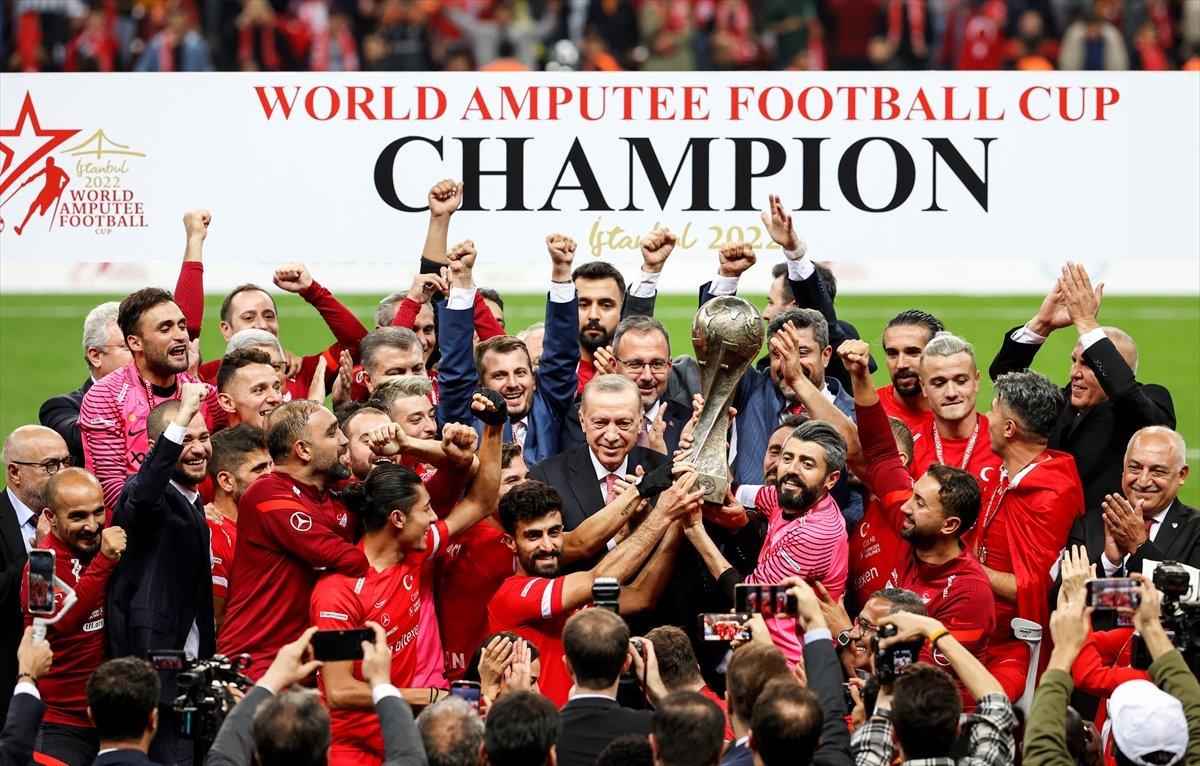 Ampute Futbol Milli Takımımızın kupasını Cumhurbaşkanı Erdoğan verdi