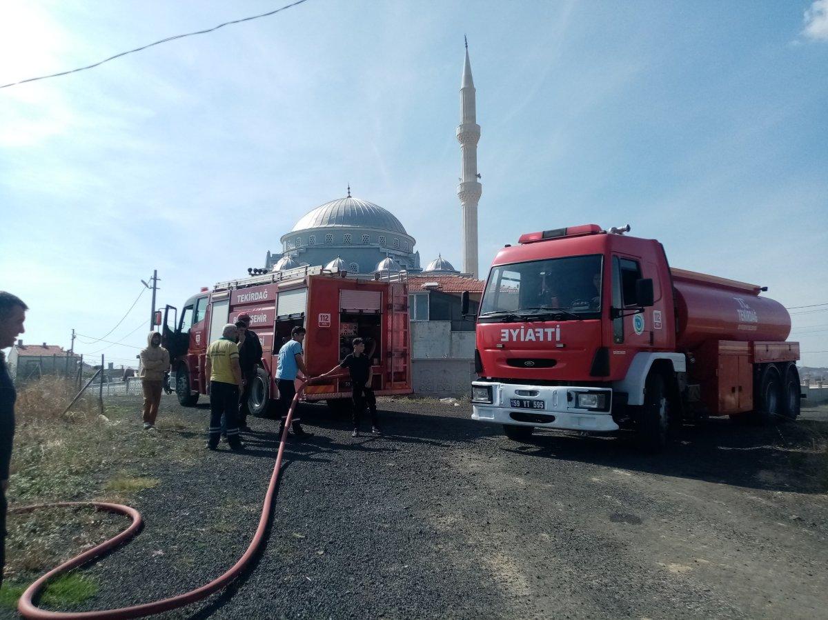 Tekirdağ'da çöpleri tutuşturayım derken az daha evi yakacaktı