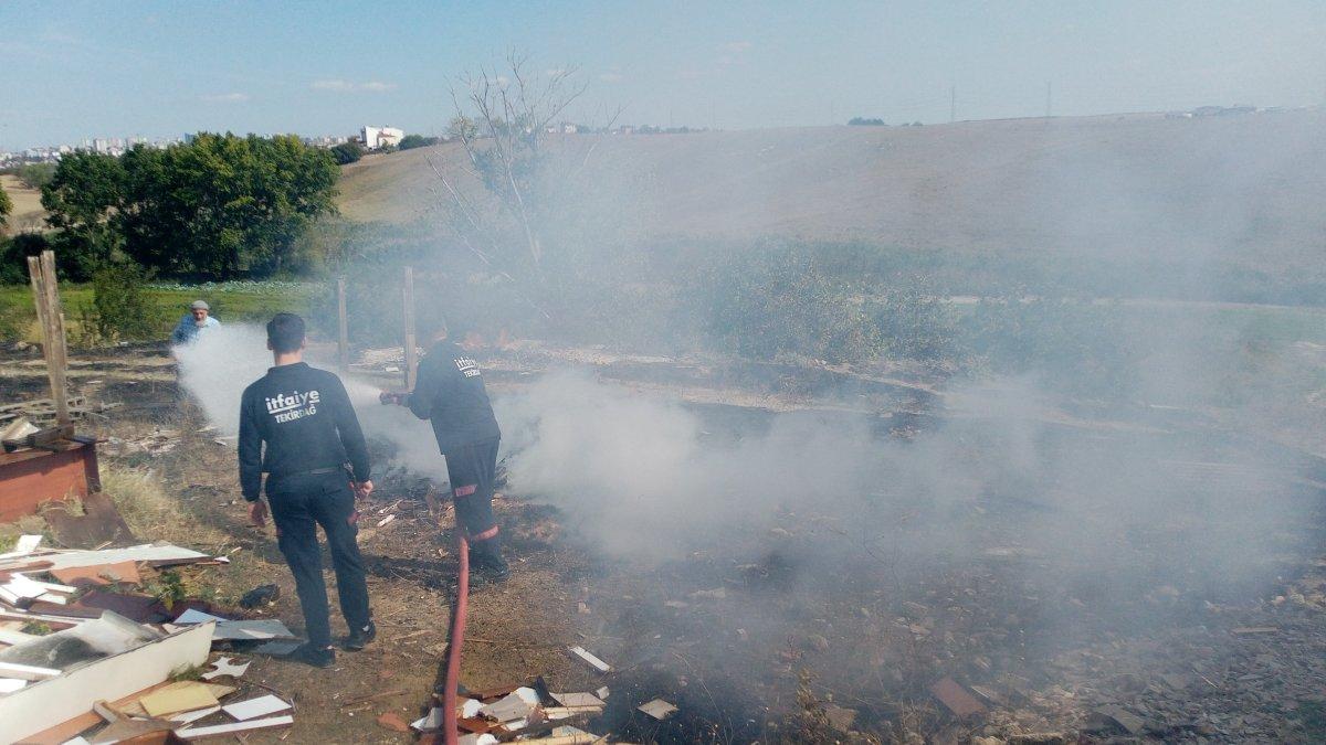 Tekirdağ'da çöpleri tutuşturayım derken az daha evi yakacaktı