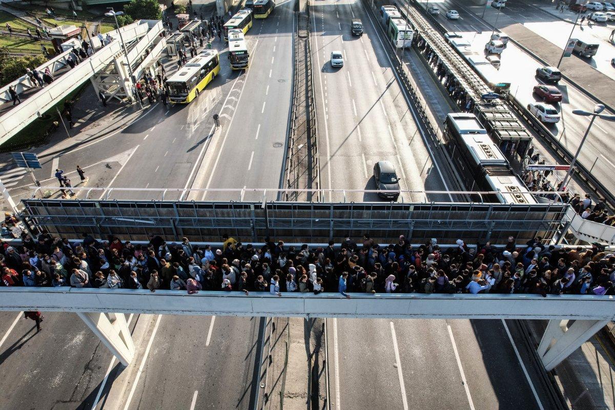 İstanbul’da, metrobüs üst geçidindeki yoğunluk kamerada