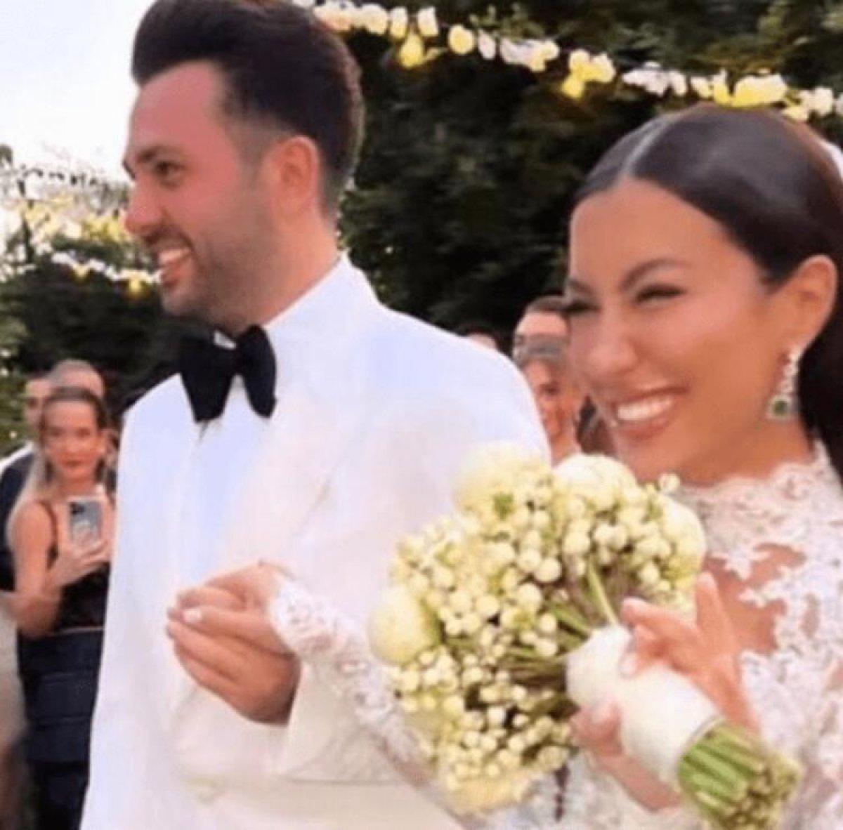 Sibel Can, küpelerini geline verdi