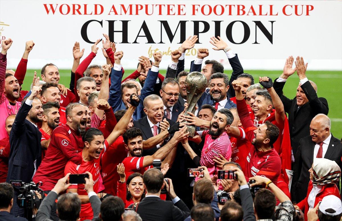Ampute Futbol Milli Takımımızın kupasını Cumhurbaşkanı Erdoğan verdi