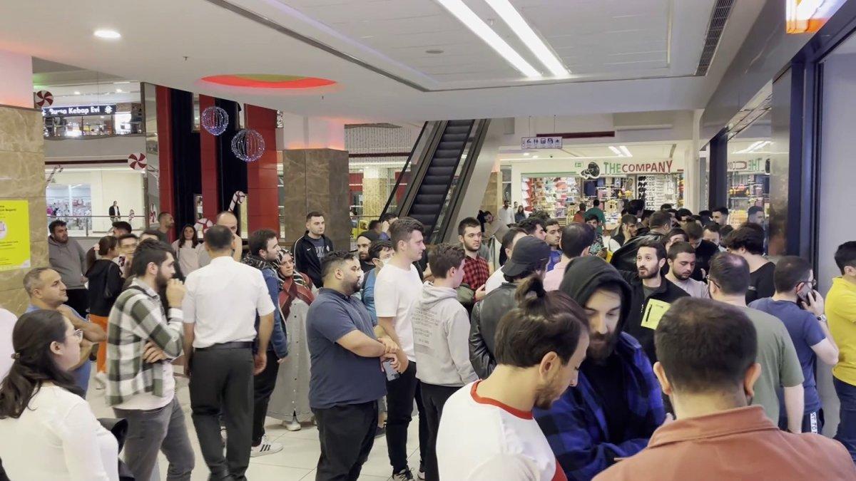 Yenibosna'da bilgisayar mağazasında metrelerce kuyruk oluştu