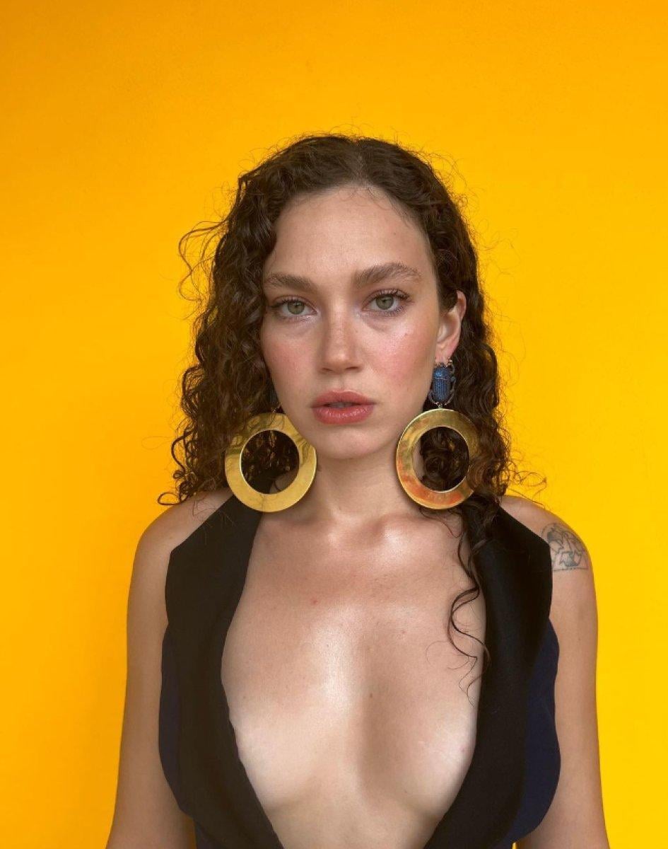 Melisa Şenolsun'dan derin göğüs dekolteli paylaşım