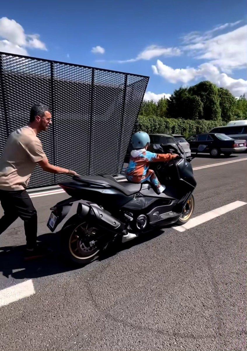 Kenan Sofuoğlu'nun 3 yaşındaki oğlu, motosiklete tek başına bindi
