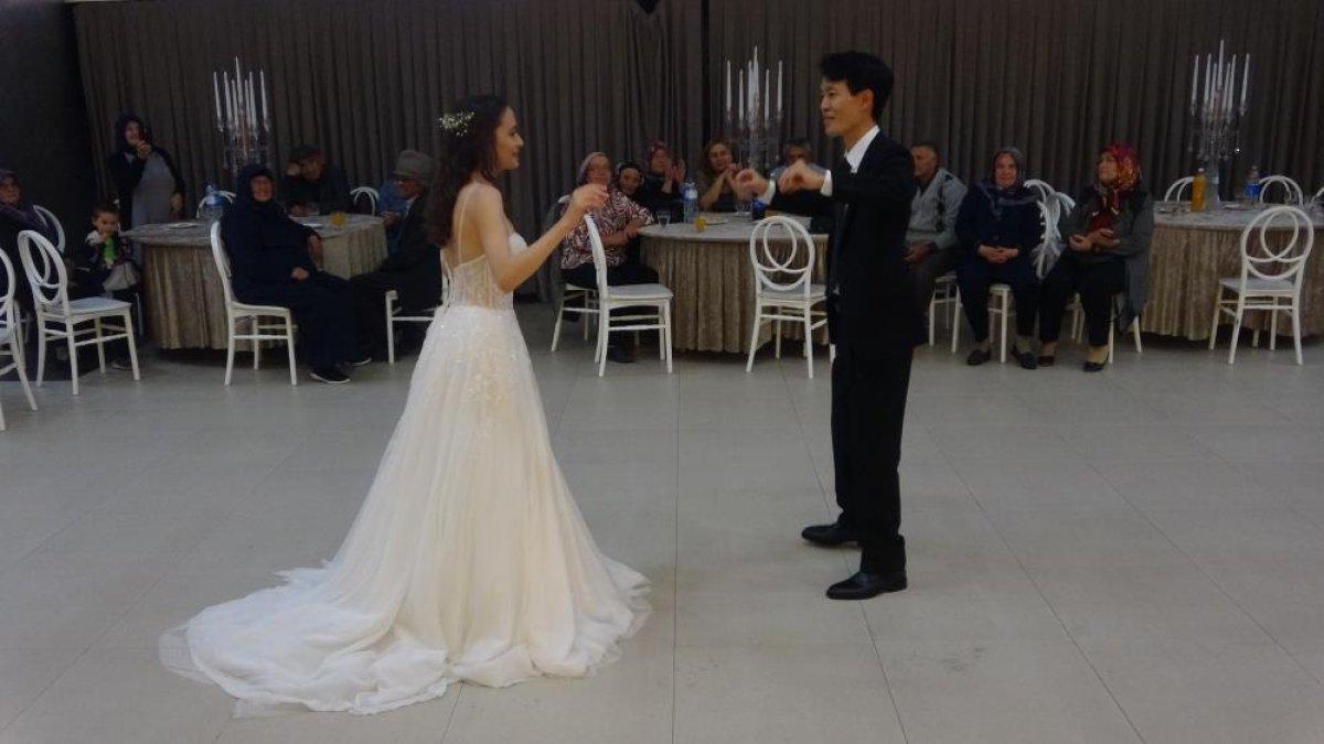 Uşaklı gelin ile Japonyalı damadın düğününde renkli görüntüler ortaya çıktı