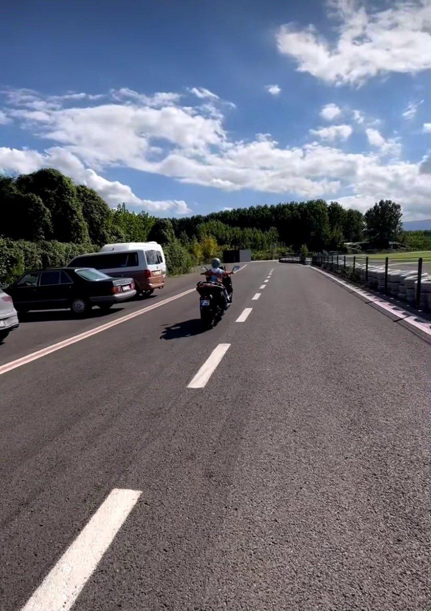 Kenan Sofuoğlu'nun 3 yaşındaki oğlu, motosiklete tek başına bindi