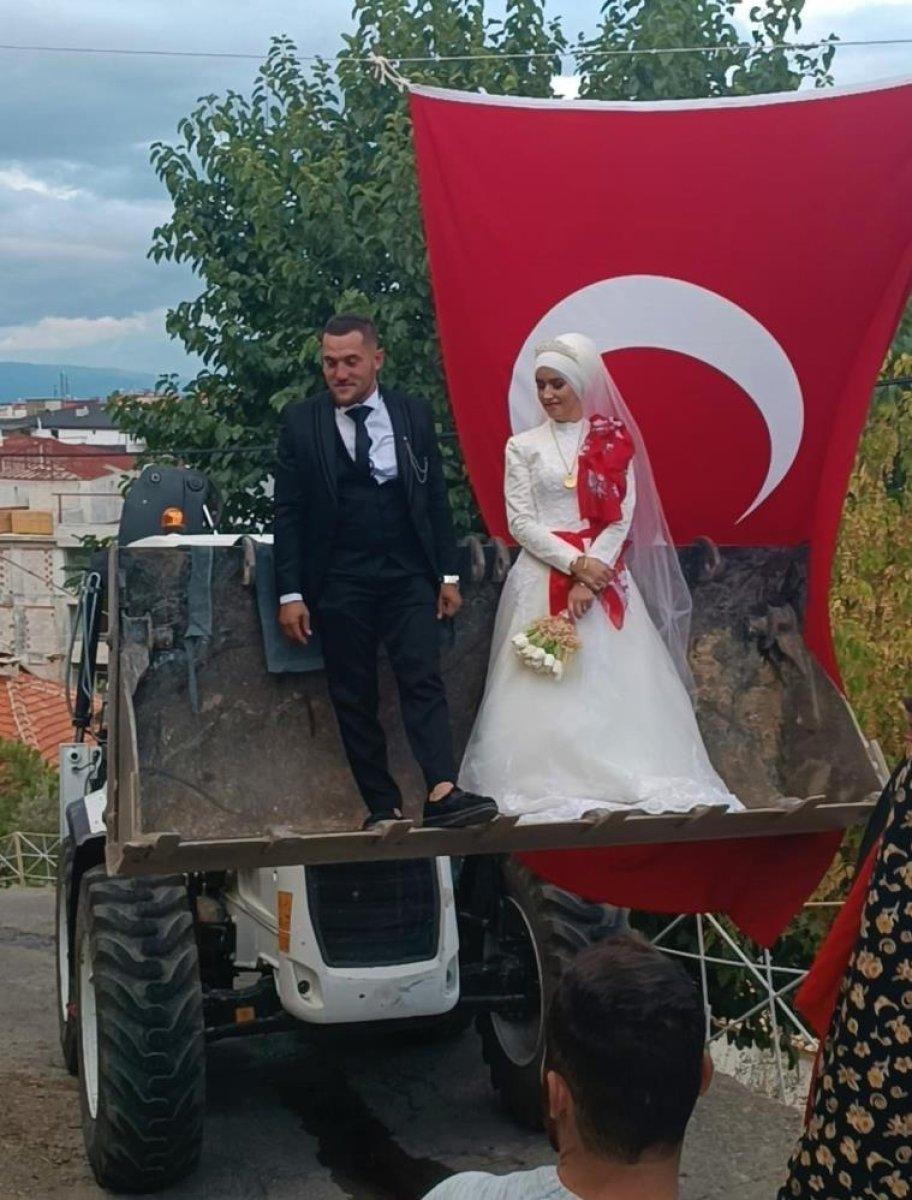 Denizli'de gelini evden kepçeyle aldılar