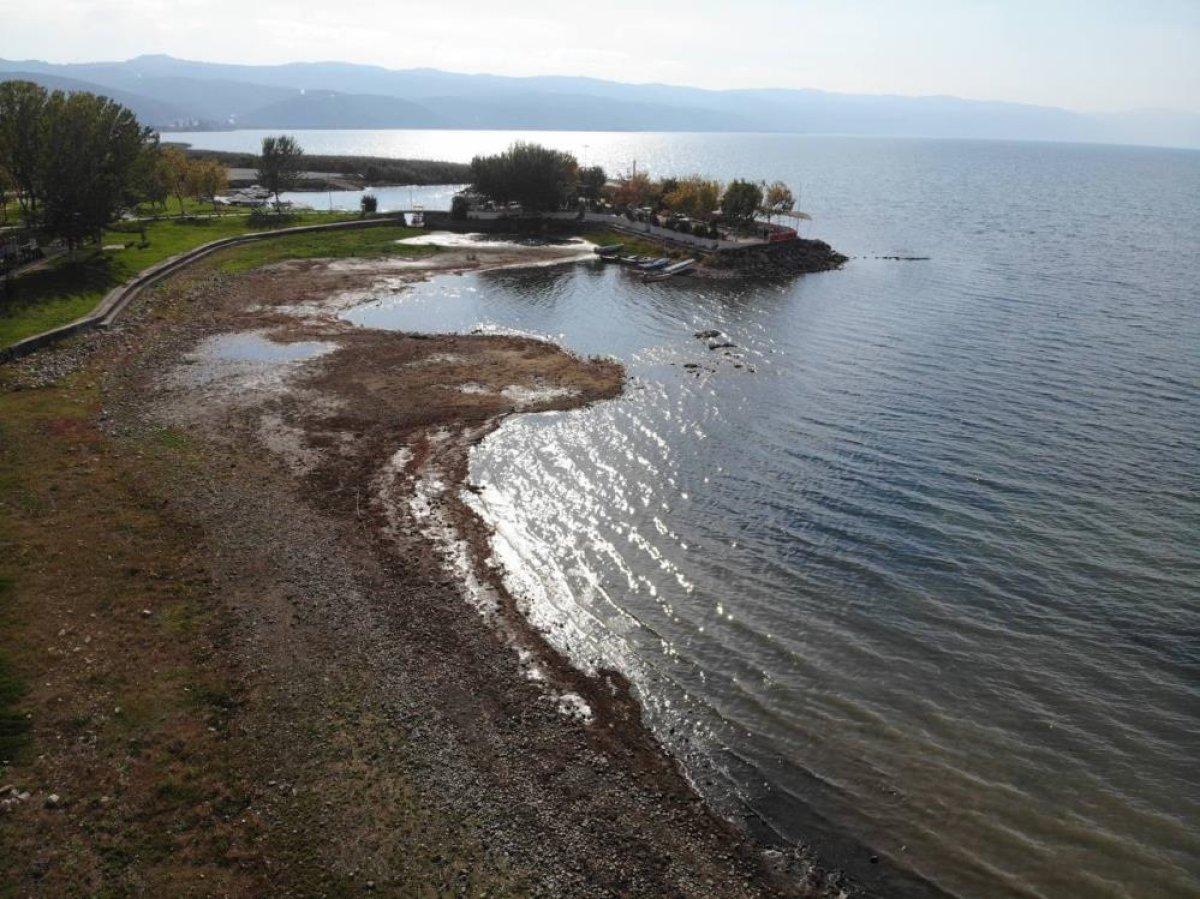 İznik Gölü'nde su çekilmesi 200 metreyi aştı