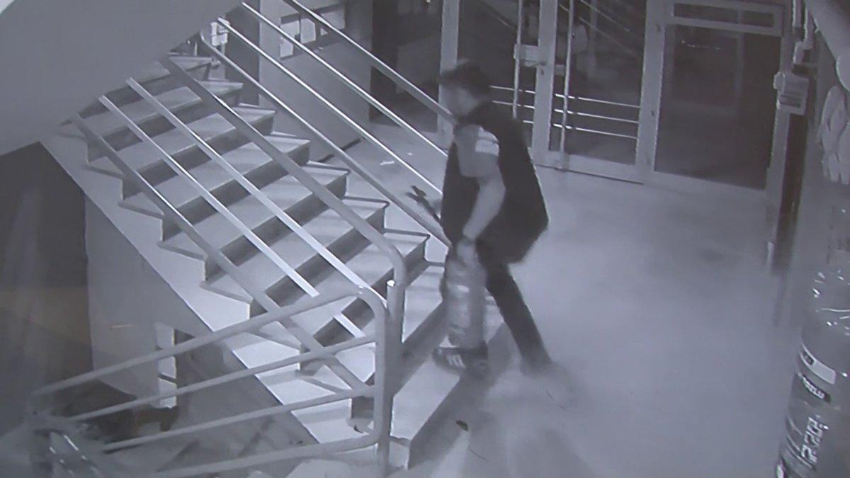 Esenyurt'ta siteye giren şahıs, gençleri bıçakla kovaladı