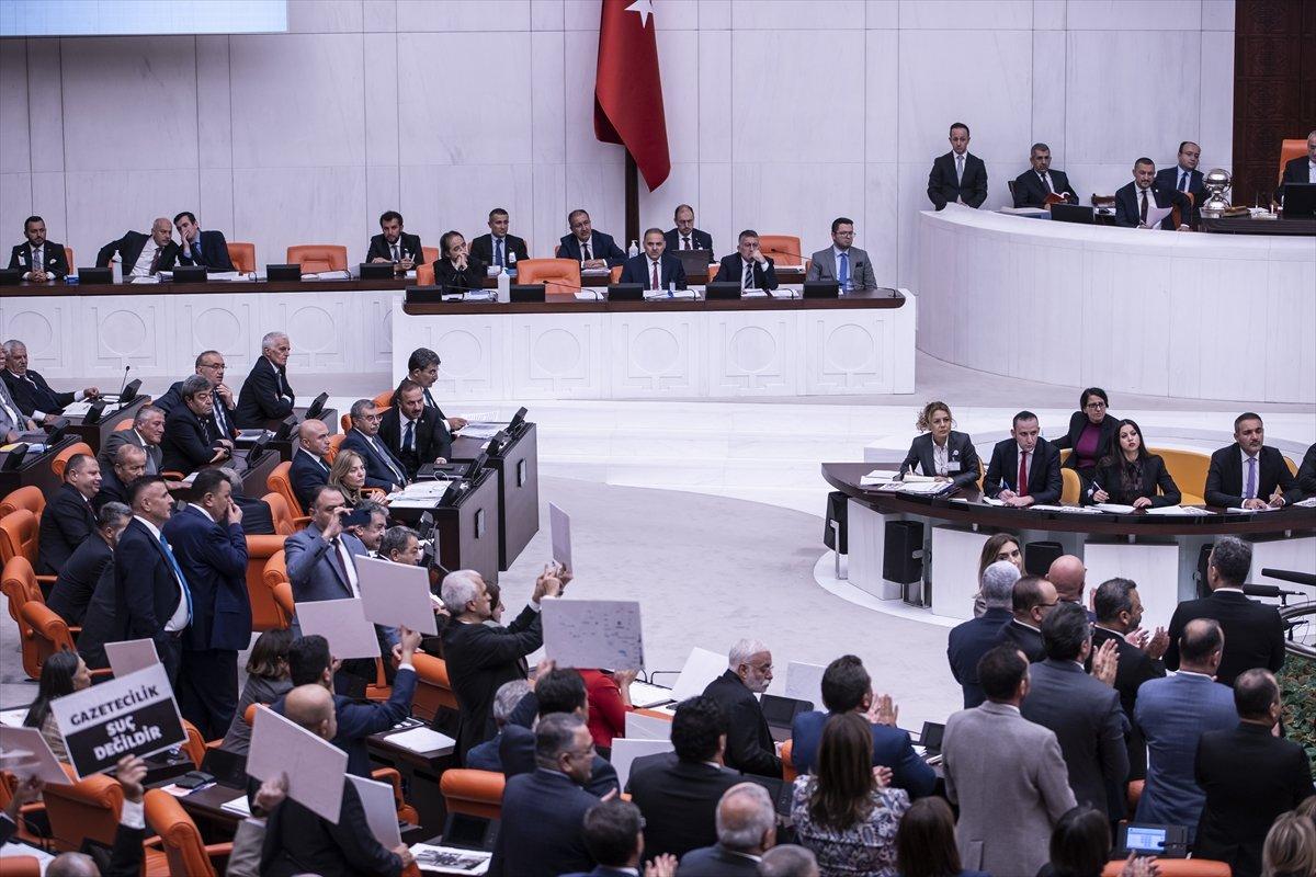 Sosyal medyada dezenformasyon yasası görüşmeleri: Muhalefet TBMM'yi sabote etti