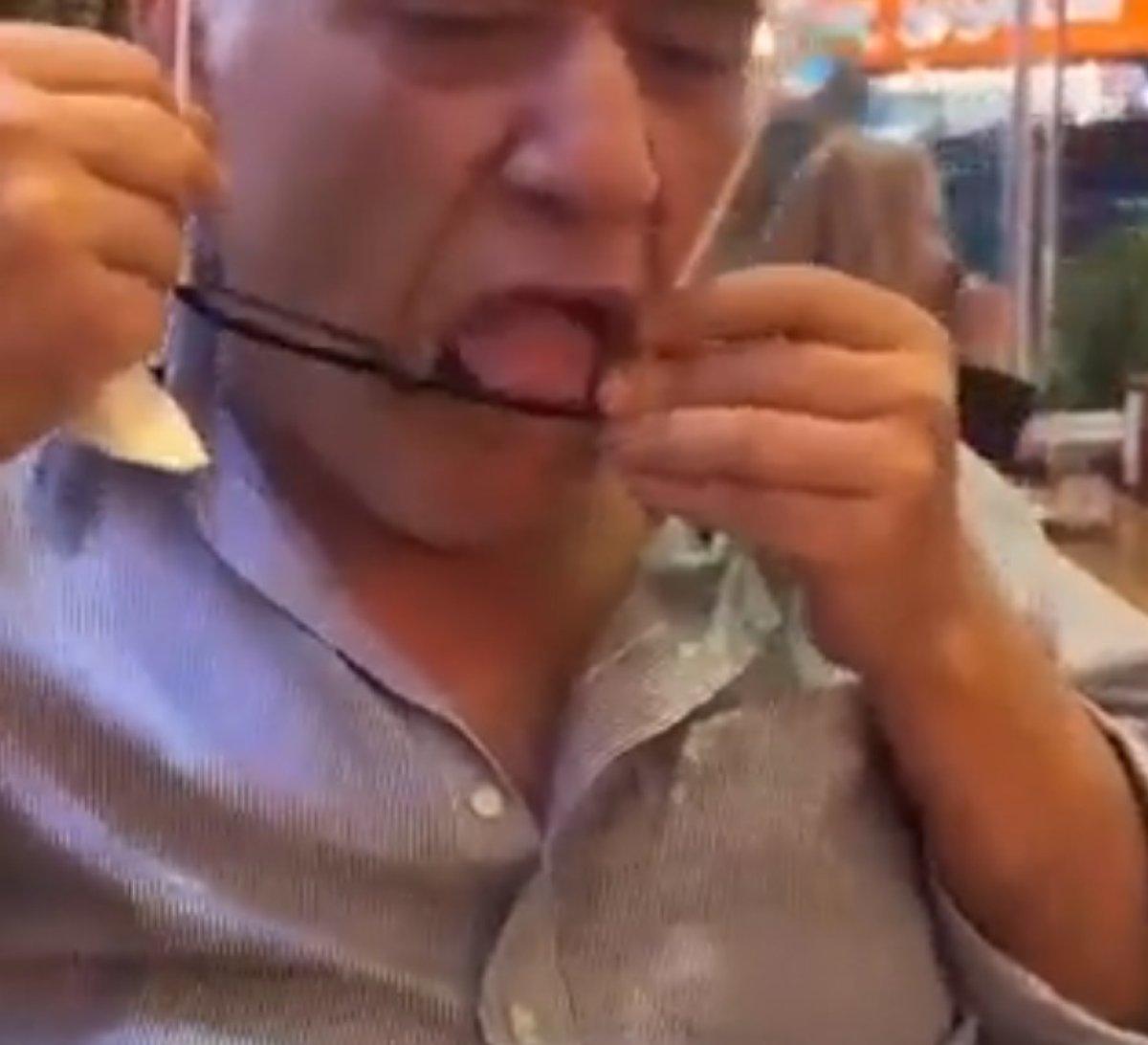 Ahmet Çakar'ın gözlüklerini silme şekli tartışma yarattı