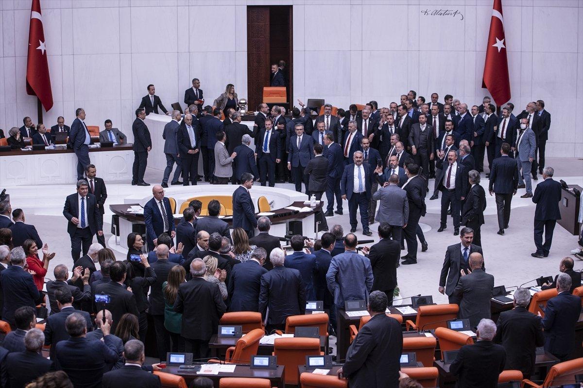 Sosyal medyada dezenformasyon yasası görüşmeleri: Muhalefet TBMM'yi sabote etti