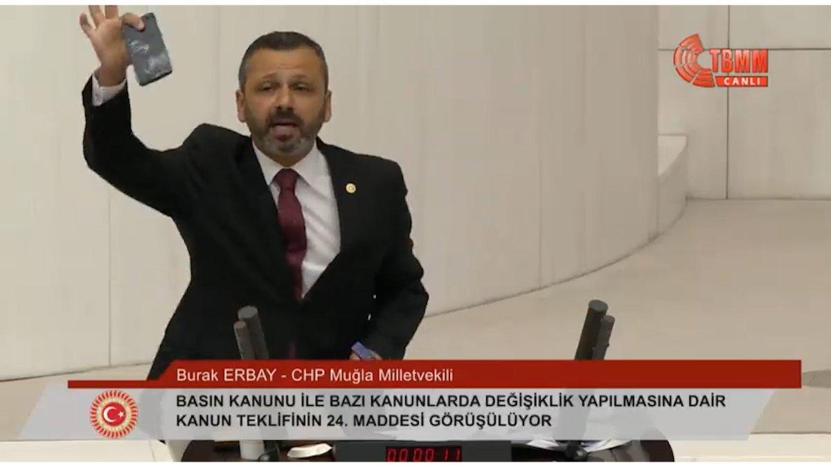 CHP'li Burak Erbay TBMM kürsüsünde çekiçle telefonunu kırdı