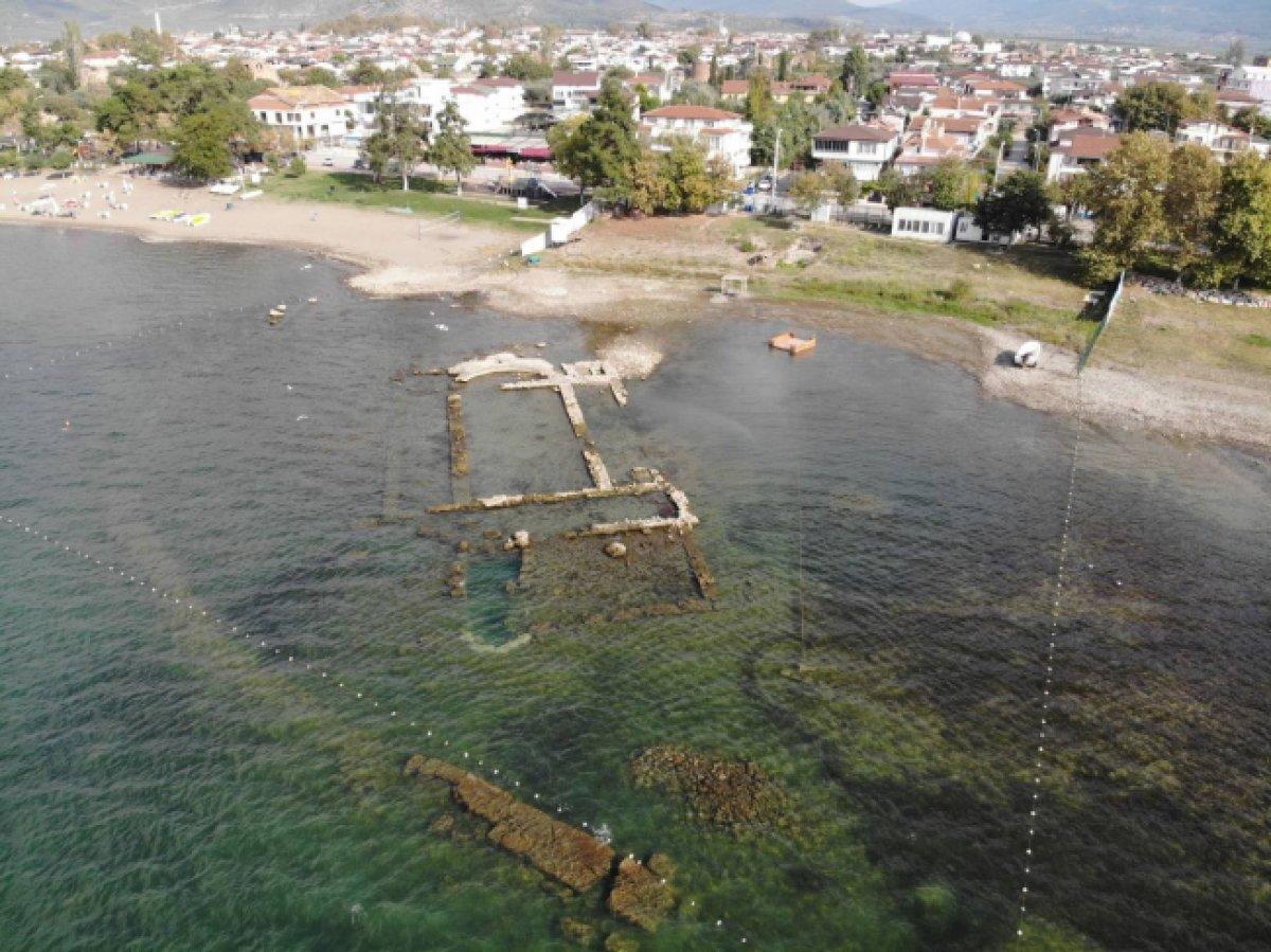 İznik Gölü'nde sular çekildi, 2 bin yıllık tarih ortaya çıktı
