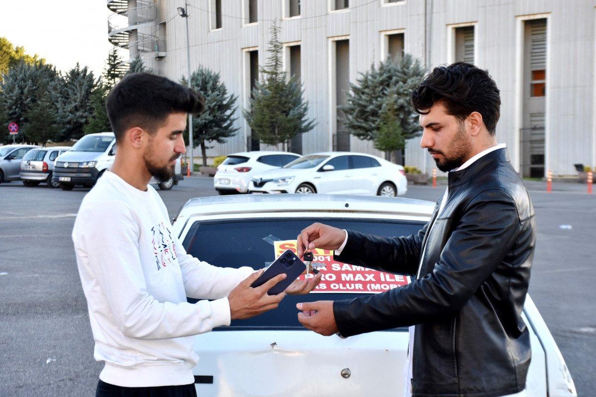 Malatya'da aracını son model iPhone ile takas etti