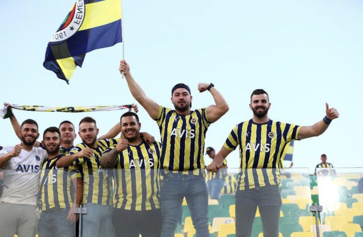 Fenerbahçe taraftarından AEK tribünlerinde Atatürk'lü pankart