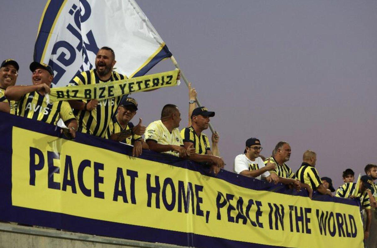 Fenerbahçe taraftarından AEK tribünlerinde Atatürk'lü pankart