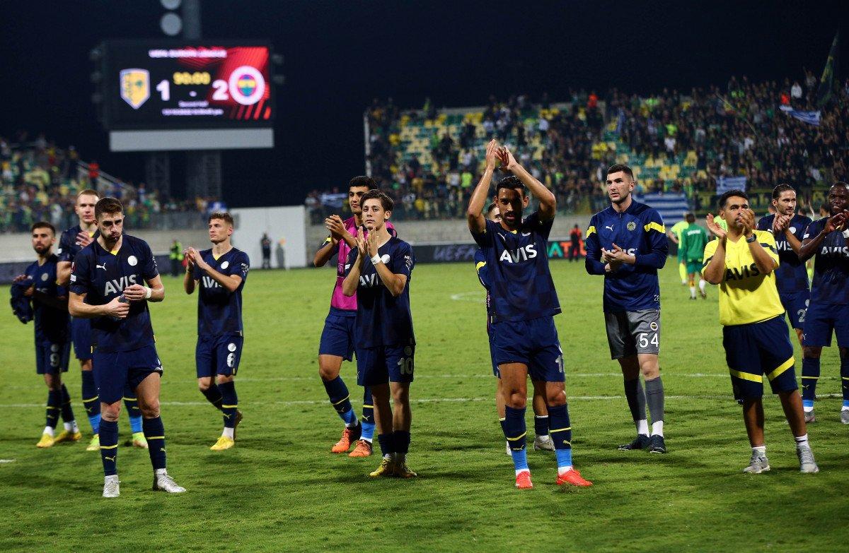 Fenerbahçe taraftarından AEK tribünlerinde Atatürk'lü pankart