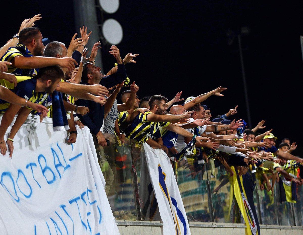 Fenerbahçe taraftarından AEK tribünlerinde Atatürk'lü pankart