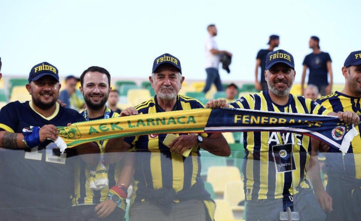 Fenerbahçe taraftarından AEK tribünlerinde Atatürk'lü pankart