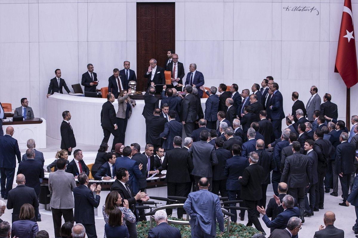 Sosyal medyada dezenformasyon yasası görüşmeleri: Muhalefet TBMM'yi sabote etti