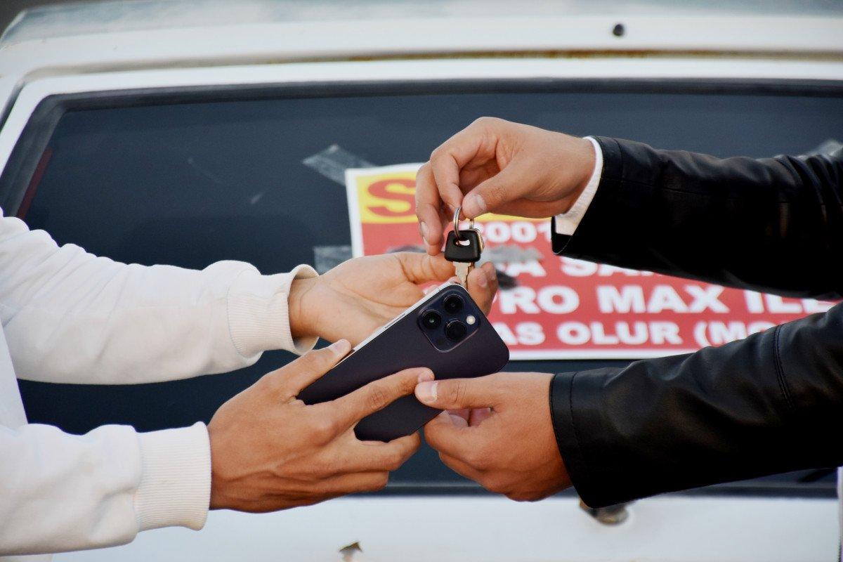 Malatya'da aracını son model iPhone ile takas etti