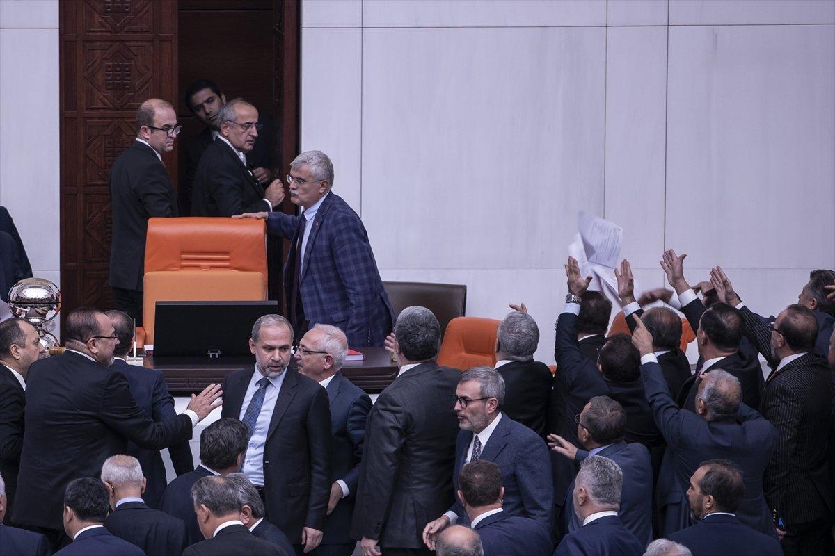 Sosyal medyada dezenformasyon yasası görüşmeleri: Muhalefet TBMM'yi sabote etti